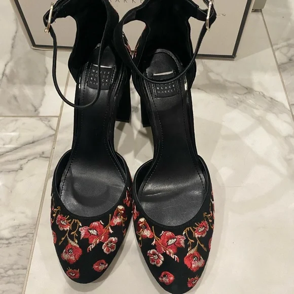 Luxe White House Black Market Piper Black Velvet and floral embroidered pumps 🌹 - Picture 3 of 16